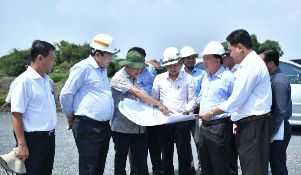 Phó Bí thư Tỉnh ủy, Chủ tịch UBND tỉnh Nguyễn Văn Út và đoàn công tác kiểm tra thực tế tại công trường