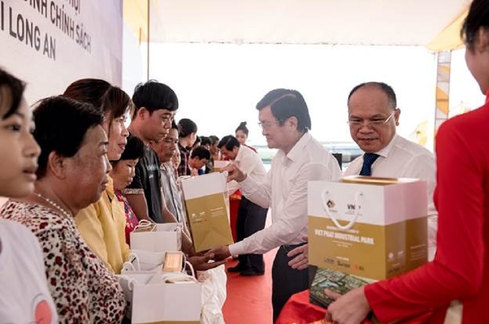 Nguyên Ủy viên Bộ Chính trị, nguyên Chủ tịch nước Trương Tấn Sang và ông Lê Thành, đại diện chủ đầu tư tặng quà cho bà con Long An bị ảnh hưởng bởi Covid-19.