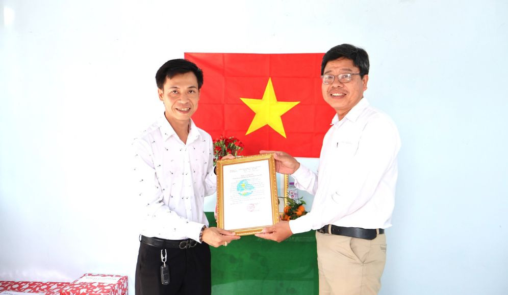 Đại diện địa phương xã Thạnh Lợi trao tặng Thư cảm ơn đến đại diện Cụm Công nghiệp Quốc Quang 