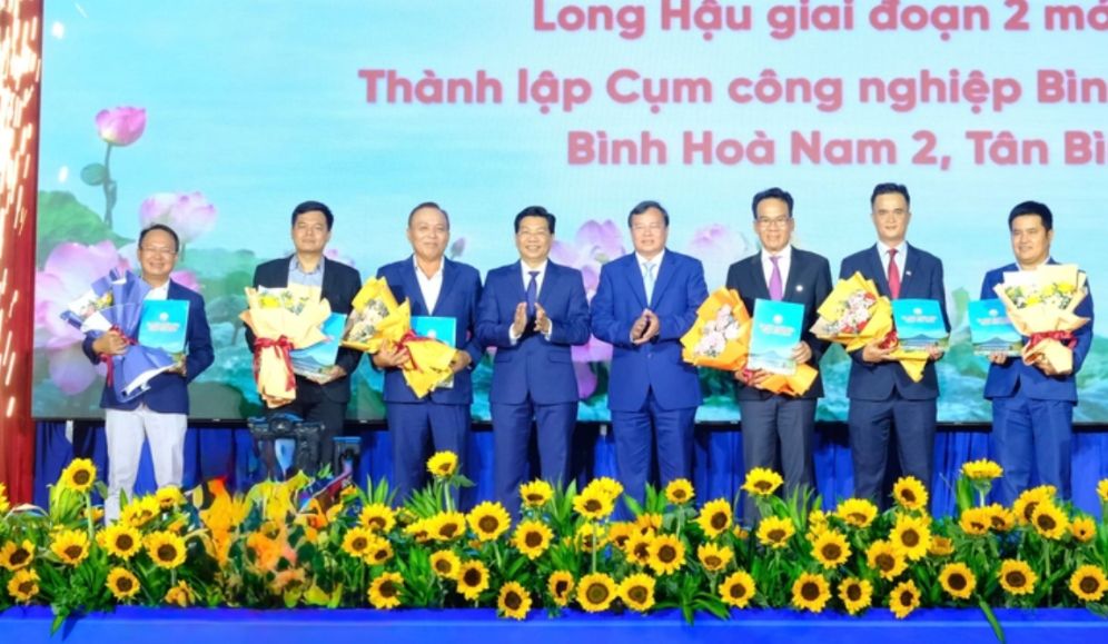 Các chủ đầu tư khu công nghiệp, cụm công nghiệp được trao quyết định - Ảnh: SƠN LÂM