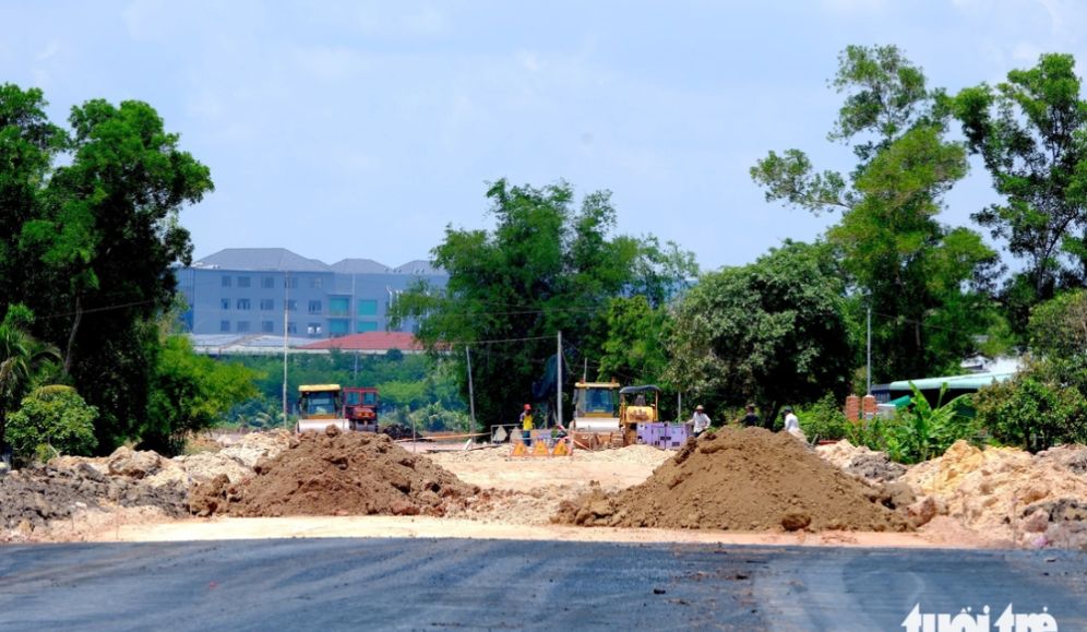 Dự án đường Hồ Chí Minh vẫn còn bị "tắc" đoạn từ quốc lộ 22 đến xã An Ninh, tỉnh Tây Ninh. Nhà thầu đang cho tăng ca liên tục để có thể kịp tiến độ hoàn thành đoạn dự án còn dang dở này trong tháng 6-2026 - Ảnh: SƠN LÂM - Nguồn: Tuổi trẻ