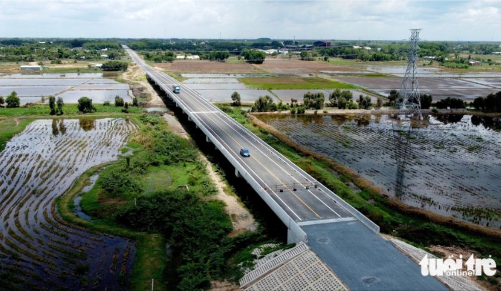 Cầu Tây Long nằm trên ranh giới giữa tỉnh Tây Ninh và Long An trước đây, nay là ranh giới giữa phường Gia Bình và xã An Ninh. Đoạn gần 5km này hoàn thành sẽ nối thẳng từ quốc lộ 22 đến cầu Tây Long - Ảnh: SƠN LÂM - Nguồn: Tuổi Trẻ