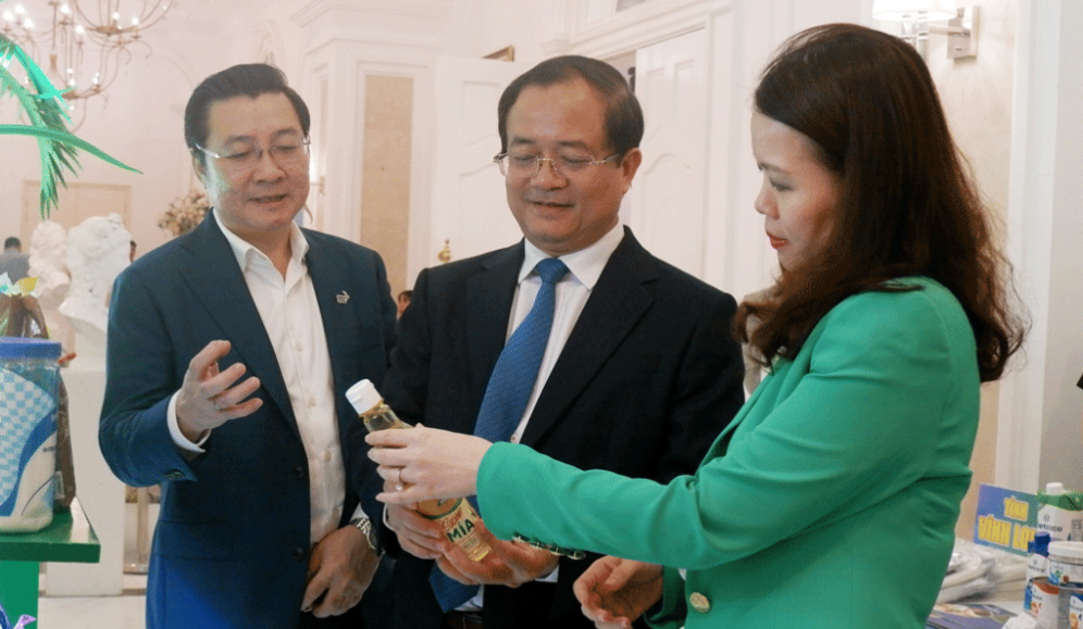 Lãnh đạo Bộ Công Thương và Phó Chủ tịch UBND tỉnh Nguyễn Hồng Thanh (đứng giữa) tìm hiểu sản phẩm của doanh nghiệp trong một đợt xúc tiến thương mại